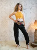Штаны черные с разноцветными полосками. 