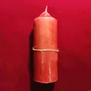 Красная алтарная свеча из воска. 